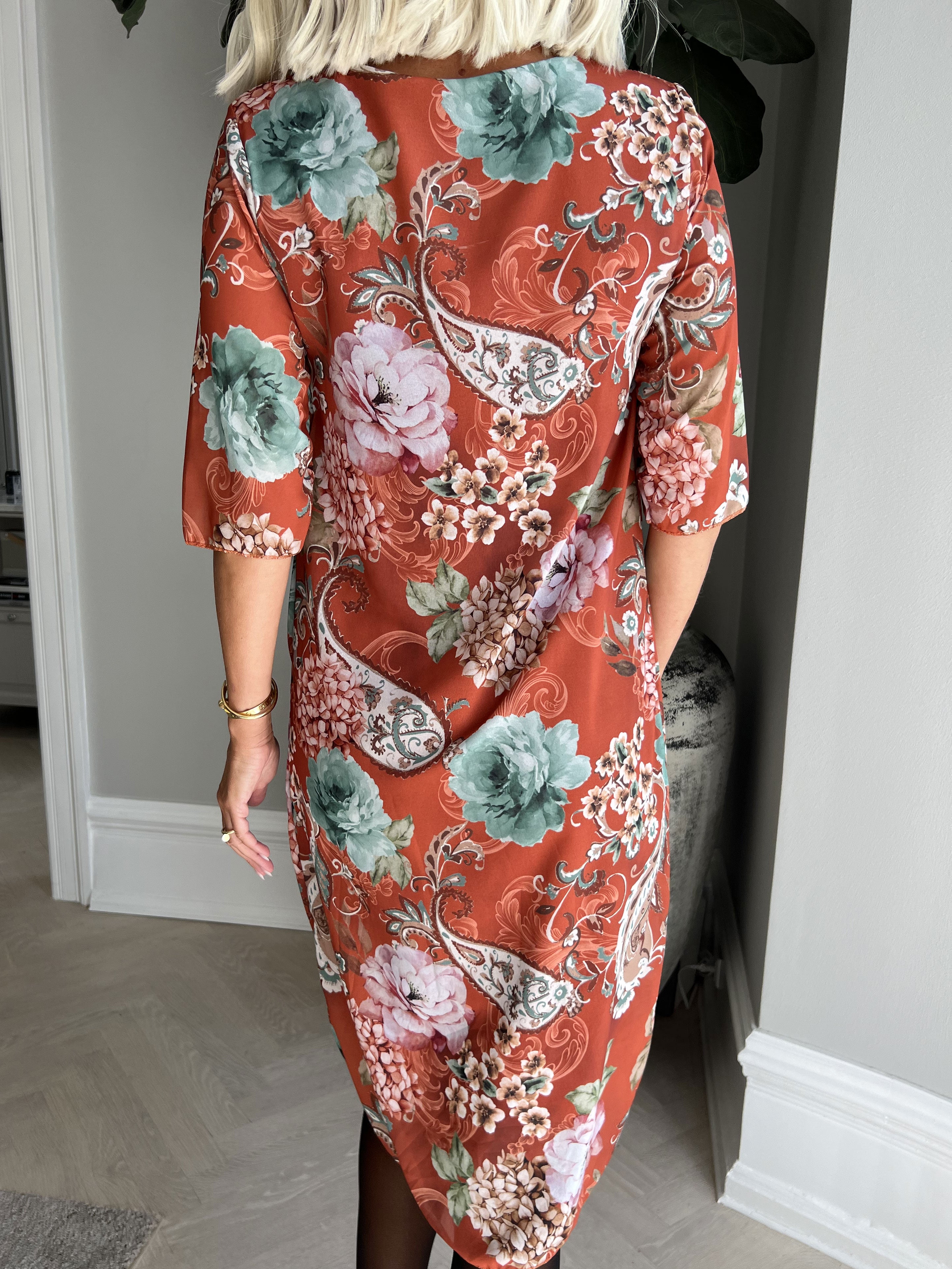 Zion Flower - Plisseret kjole med blomsterprint